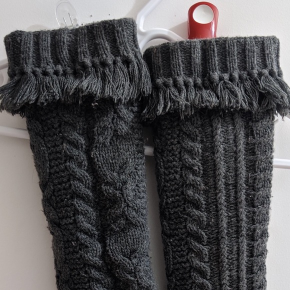 Charcoal knit and fuzzy socks with fringes - Picture 5 of 5